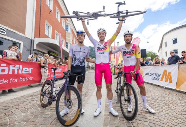 v.l. Jan KATTANEK (AUT, 2. Platz), Sieger Dolomitenradrundfahrt Maximilian KUEN (AUT), Johnny HOOGERLAND (NED, 3. Platz) Foto:Eibner-Pressefoto Groder Lienz