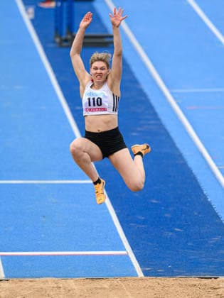 260614 Klara Radbo, Hässelby SK, tävlar i längdhopp under friidrottstävlingen Folksam Grand Prix den 14 juni 2026 i Stockholm.