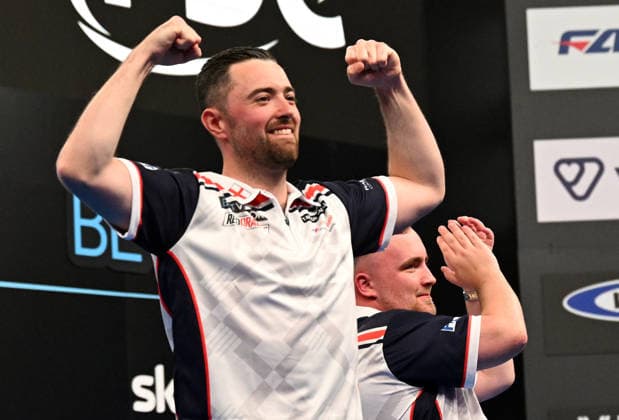 14.06.2026, xhbx, Dart World Cup of Darts 2026, v.l. Luke Humphries (England), Luke Littler (England) jubeln jubelt nach Spielende. (DFL DFB REGULATIONS PROHIBIT ANY USE OF PHOTOGRAPHS as IMAGE SEQUENCES and or QUASI-VIDEO) Frankfurt