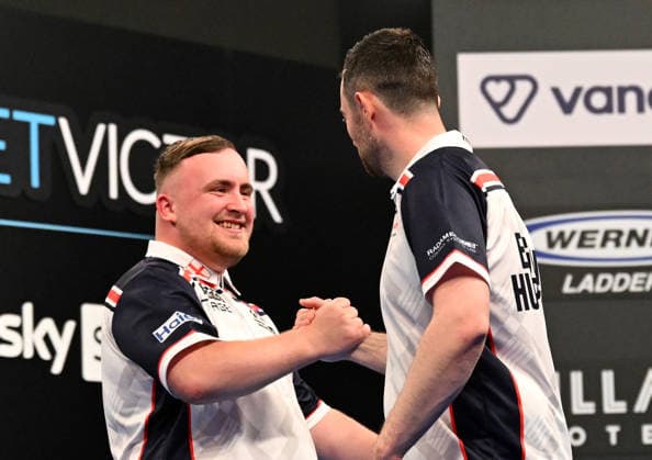 14.06.2026, xhbx, Dart World Cup of Darts 2026, v.l. Luke Littler (England), Luke Humphries (England) jubeln jubelt nach Spielende. (DFL DFB REGULATIONS PROHIBIT ANY USE OF PHOTOGRAPHS as IMAGE SEQUENCES and or QUASI-VIDEO) Frankfurt