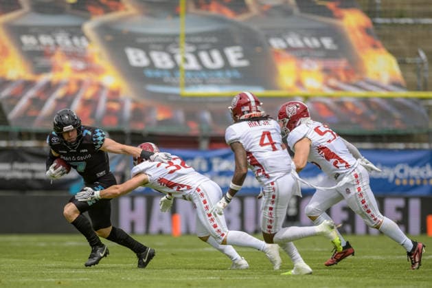Louis Geyer (Munich Ravens, 07) runs with the ball, Angelo Barletta (Prague Lions, 32) tries to stop him, Munich Ravens vs Prague Lions, American Football, European Football Alliance, Week 5, 2026, 14.06.2026, Unterhaching uhlsport Sportpark Germany Copyright: xFootxBowlxPressexFotoxAgentur JUx