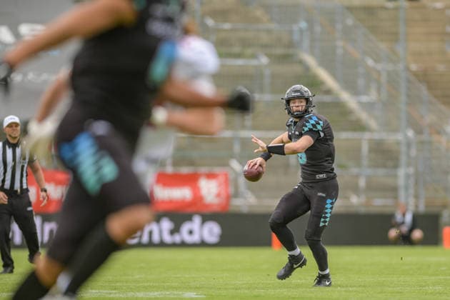 Russell Tabor (Munich Ravens, 09) throws ball to receiver, Munich Ravens vs Prague Lions, American Football, European Football Alliance, Week 5, 2026, 14.06.2026, Unterhaching uhlsport Sportpark Germany Copyright: xFootxBowlxPressexFotoxAgentur JUx
