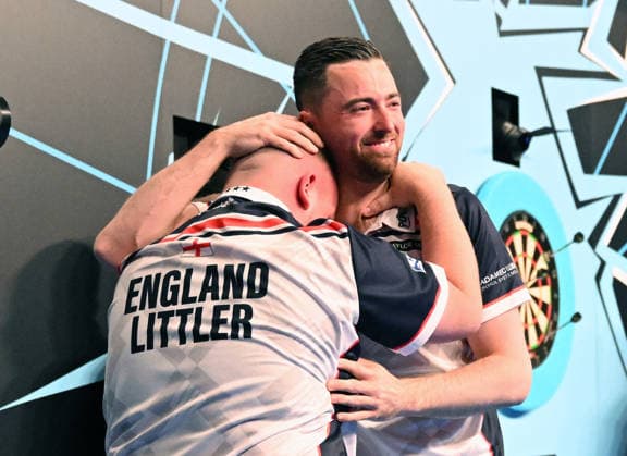 14.06.2026, xhbx, Dart World Cup of Darts 2026, v.l. Luke Littler (England), Luke Humphries (England) jubeln jubelt nach Spielende. (DFL DFB REGULATIONS PROHIBIT ANY USE OF PHOTOGRAPHS as IMAGE SEQUENCES and or QUASI-VIDEO) Frankfurt