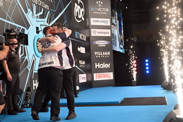 14.06.2026, xhbx, Dart World Cup of Darts 2026, v.l. Luke Littler (England), Luke Humphries (England) jubeln jubelt nach Spielende. (DFL DFB REGULATIONS PROHIBIT ANY USE OF PHOTOGRAPHS as IMAGE SEQUENCES and or QUASI-VIDEO) Frankfurt