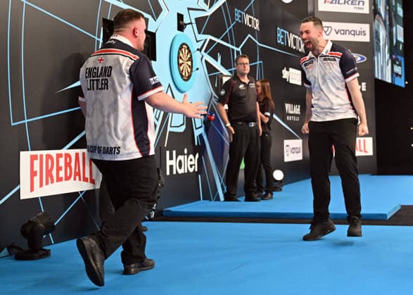 14.06.2026, xhbx, Dart World Cup of Darts 2026, v.l. Luke Littler (England), Luke Humphries (England) jubeln jubelt nach Spielende. (DFL DFB REGULATIONS PROHIBIT ANY USE OF PHOTOGRAPHS as IMAGE SEQUENCES and or QUASI-VIDEO) Frankfurt