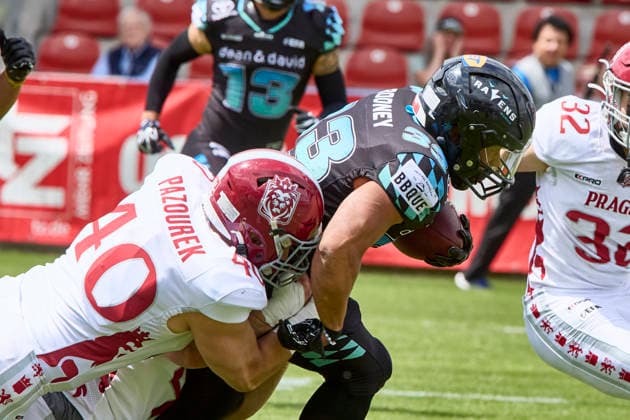 European Football Alliance (EFA), Munich Ravens vs Prague Lions, Munich Ravens, Prague Lions, 2026-06-14 in München-Unterhaching (Alpenbauer Sportpark Unterhaching) RODNEY Justin (Munich Ravens Running Back (RB) Nr33-MUC33), PAZOUREK Tomas (Prague Lions Nr40-PRA40) sportworld München-Unterhaching Alpenbauer Sportpark Unterhachin Bayern Deutschland