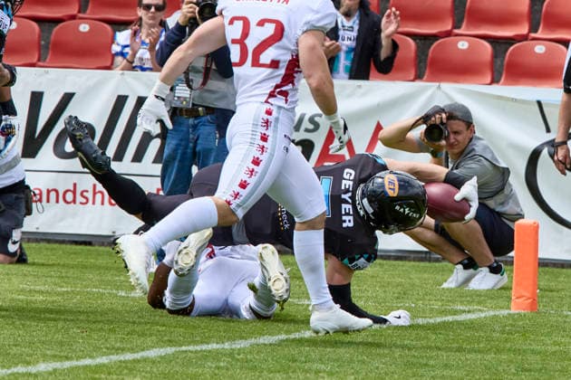 European Football Alliance (EFA), Munich Ravens vs Prague Lions, Munich Ravens, Prague Lions, 2026-06-14 in München-Unterhaching (Alpenbauer Sportpark Unterhaching) Touchdown Munich Ravens 6:0 GEYER Louis (Munich Ravens Wide Receiver (WR) Nr7-MUC7), DAKOTA Thomas (Prague Lions Nr3-PRA3) sportworld München-Unterhaching Alpenbauer Sportpark Unterhachin Bayern Deutschland