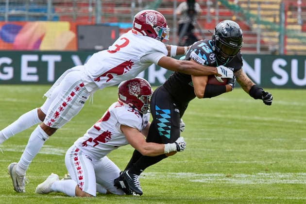 European Football Alliance (EFA), Munich Ravens vs Prague Lions, Munich Ravens, Prague Lions, 2026-06-14 in München-Unterhaching (Alpenbauer Sportpark Unterhaching) RUTSCH Marvin (Munich Ravens Wide Receiver (WR) Nr13-MUC13), BARLETTA Angelo (Prague Lions Nr32-PRA32), DAKOTA Thomas (Prague Lions Nr3-PRA3) sportworld München-Unterhaching Alpenbauer Sportpark Unterhachin Bayern Deutschland