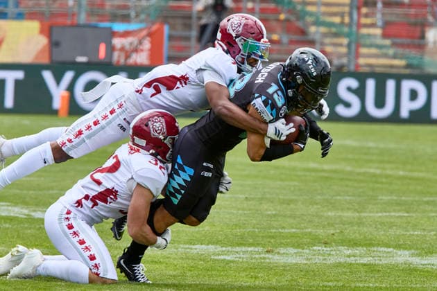 European Football Alliance (EFA), Munich Ravens vs Prague Lions, Munich Ravens, Prague Lions, 2026-06-14 in München-Unterhaching (Alpenbauer Sportpark Unterhaching) RUTSCH Marvin (Munich Ravens Wide Receiver (WR) Nr13-MUC13), BARLETTA Angelo (Prague Lions Nr32-PRA32), DAKOTA Thomas (Prague Lions Nr3-PRA3) sportworld München-Unterhaching Alpenbauer Sportpark Unterhachin Bayern Deutschland
