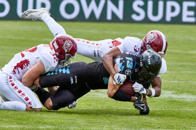 European Football Alliance (EFA), Munich Ravens vs Prague Lions, Munich Ravens, Prague Lions, 2026-06-14 in München-Unterhaching (Alpenbauer Sportpark Unterhaching) RUTSCH Marvin (Munich Ravens Wide Receiver (WR) Nr13-MUC13), BARLETTA Angelo (Prague Lions Nr32-PRA32), DAKOTA Thomas (Prague Lions Nr3-PRA3) sportworld München-Unterhaching Alpenbauer Sportpark Unterhachin Bayern Deutschland
