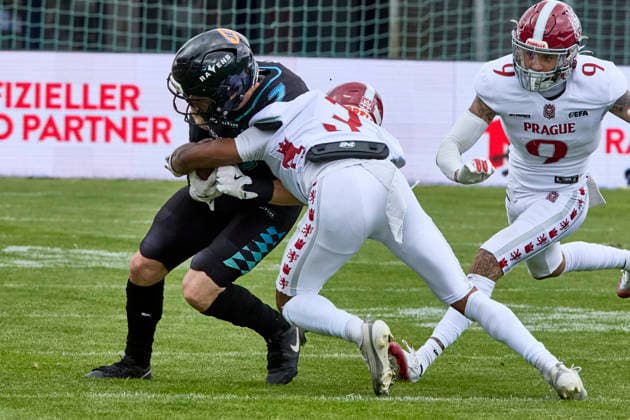 European Football Alliance (EFA), Munich Ravens vs Prague Lions, Munich Ravens, Prague Lions, 2026-06-14 in München-Unterhaching (Alpenbauer Sportpark Unterhaching) GEYER Louis (Munich Ravens Wide Receiver (WR) Nr7-MUC7), DAKOTA Thomas (Prague Lions Nr3-PRA3) sportworld München-Unterhaching Alpenbauer Sportpark Unterhachin Bayern Deutschland