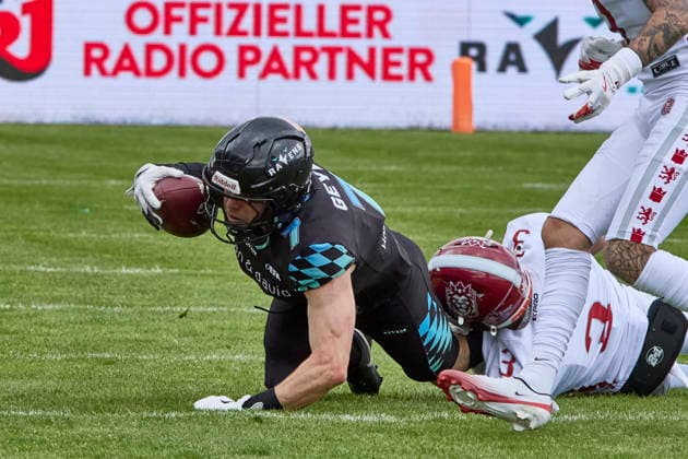 European Football Alliance (EFA), Munich Ravens vs Prague Lions, Munich Ravens, Prague Lions, 2026-06-14 in München-Unterhaching (Alpenbauer Sportpark Unterhaching) GEYER Louis (Munich Ravens Wide Receiver (WR) Nr7-MUC7), DAKOTA Thomas (Prague Lions Nr3-PRA3) sportworld München-Unterhaching Alpenbauer Sportpark Unterhachin Bayern Deutschland