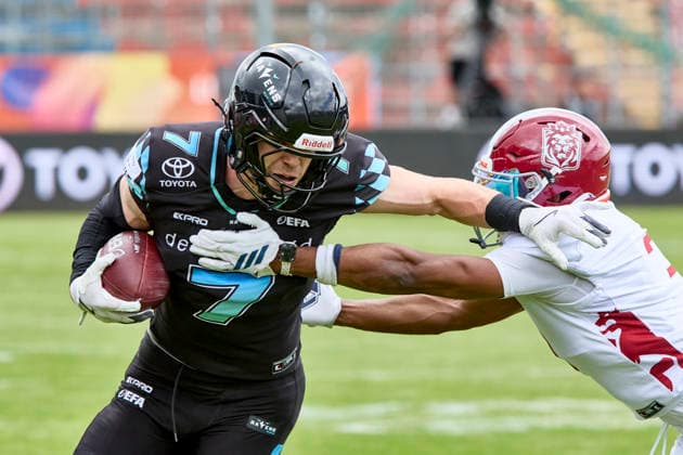 European Football Alliance (EFA), Munich Ravens vs Prague Lions, Munich Ravens, Prague Lions, 2026-06-14 in München-Unterhaching (Alpenbauer Sportpark Unterhaching) GEYER Louis (Munich Ravens Wide Receiver (WR) Nr7-MUC7), DAKOTA Thomas (Prague Lions Nr3-PRA3) sportworld München-Unterhaching Alpenbauer Sportpark Unterhachin Bayern Deutschland *** European Football Alliance EFA , Munich Ravens vs Prague Lions, Munich Ravens, Prague Lions, 2026 06 14 in München Unterhaching Alpenbauer Sportpark Unterhaching GEYER Louis Munich Ravens Wide Receiver WR Nr7 MUC7 , DAKOTA Thomas Prague Lions Nr3 PRA3 sportworld München Unterhaching Alpenbauer Sportpark Unterhachin Bayern Germany