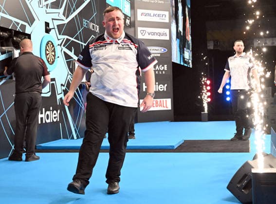14.06.2026, xhbx, Dart World Cup of Darts 2026, v.l. Luke Littler (England), Luke Humphries (England) jubeln jubelt nach Spielende. (DFL DFB REGULATIONS PROHIBIT ANY USE OF PHOTOGRAPHS as IMAGE SEQUENCES and or QUASI-VIDEO) Frankfurt