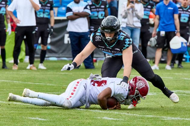 European Football Alliance (EFA), Munich Ravens vs Prague Lions, Munich Ravens, Prague Lions, 2026-06-14 in München-Unterhaching (Alpenbauer Sportpark Unterhaching) HENDERSON Jaylon (Prague Lions Nr6-PRA6), SCHWAIGER Jonas (Munich Ravens Defensive Line (DL) Nr51-MUC51) sportworld München-Unterhaching Alpenbauer Sportpark Unterhachin Bayern Deutschland