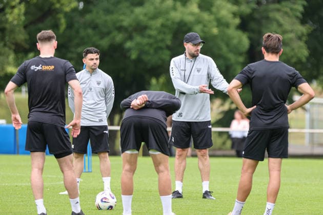 14.06.2026, Fußball, Herren, Regionalliga Bayern, Saison 2026 2027: Trainingsauftakt FC Schweinfurt 05 Trainer Jan Gernlein (FC Schweinfurt 05) im Mannschaftskreis Schweinfurt Riedel Bau Arena im Sachs-Stadio Bayern Unterfranken Deutschland
