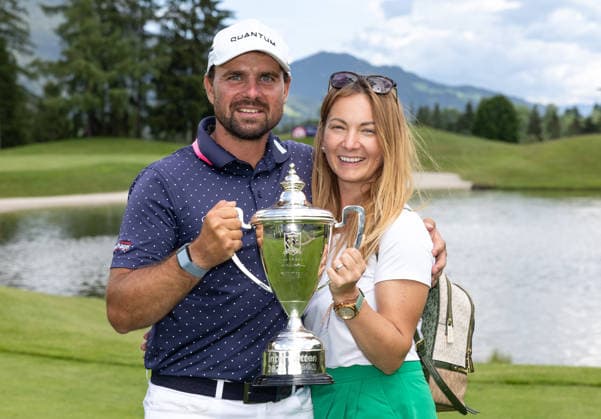 GOLF - Interwetten Open HAUS,AUSTRIA,14.JUN.26 - GOLF - HotelPlanner Tour, Interwetten Open, Golfclub Schladming. Image shows Filip Mruzek (CZE) and his wife. Keywords: trophy.  GEPAxpictures xHaraldxSteiner