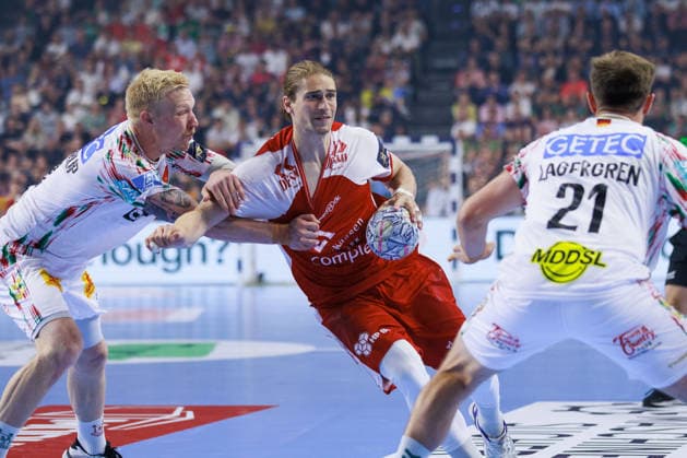 Juri KNORR (Aalborg Handbold, 21) im Zweikampf gegen Magnus SAUGSTRUP (SC Magdeburg, 23) und Albin LAGERGREN (SC Magdeburg, 21) GER, Aalborg Handbold vs. SC Magdeburg, Handball, TruckScout24 EHF FINAL4 2026, Spiel um Platz 3, Spielzeit 2025 2026, 14.06.2026,, GER, Aalborg Handbold vs. SC Magdeburg, Handball, TruckScout24 EHF FINAL4 2026, Spiel um Platz 3, Spielzeit 2025 2026, 14.06.2026, Koeln