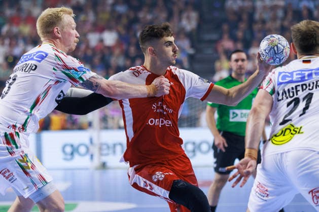 Mads HOXER (Aalborg Handbold, 14) im Zweikampf gegen Magnus SAUGSTRUP (SC Magdeburg, 23) GER, Aalborg Handbold vs. SC Magdeburg, Handball, TruckScout24 EHF FINAL4 2026, Spiel um Platz 3, Spielzeit 2025 2026, 14.06.2026,, GER, Aalborg Handbold vs. SC Magdeburg, Handball, TruckScout24 EHF FINAL4 2026, Spiel um Platz 3, Spielzeit 2025 2026, 14.06.2026, Koeln