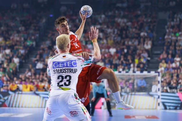 Mads HOXER (Aalborg Handbold, 14) im Zweikampf gegen Magnus SAUGSTRUP (SC Magdeburg, 23) GER, Aalborg Handbold vs. SC Magdeburg, Handball, TruckScout24 EHF FINAL4 2026, Spiel um Platz 3, Spielzeit 2025 2026, 14.06.2026,, GER, Aalborg Handbold vs. SC Magdeburg, Handball, TruckScout24 EHF FINAL4 2026, Spiel um Platz 3, Spielzeit 2025 2026, 14.06.2026, Koeln