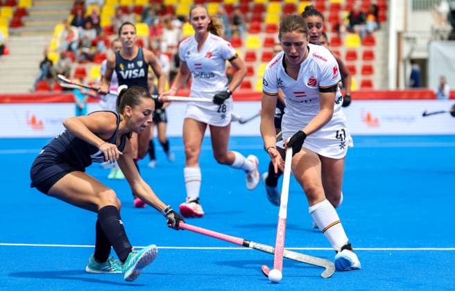 Belgium s Astrid Bonami fights for the ball during a hockey game between Belgian national team, Nationalteam Red Panthers and Argentina, Sunday 14 June 2026 in Wavre, match 9 16 in the group stage of the women s FIH Pro League competition. VIRGINIExLEFOUR  x177624290x