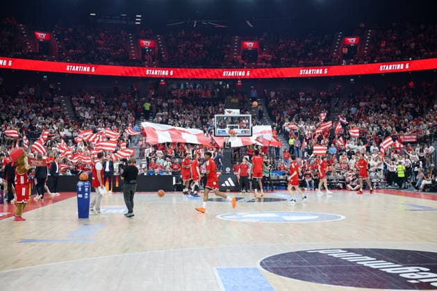 Die Fans des FC Bayern Basketball mit rotweissen Fahnen vor dem Spiel, GER, FC Bayern Basketball vs. Alba Berlin, Basketball, easycredit Basketball Bundesliga, Playoffs, Finale, Spiel 2, Saison 2025 2026, 14.06.2026, GER, FC Bayern Basketball vs. Alba Berlin, Basketball, easycredit Basketball Bundesliga, Playoffs, Finale, Spiel 2, Saison 2025 2026, 14.06.2026 Muenchen