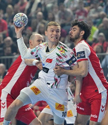 v.l. Simon HALD (AH), Gisli KRISTJANSSON (SCM) , Marinus Munk (AH) Aktion, Zweikampf. Handball Champions League Final Four 2026, Spiel um Platz 3., Aalborg Handbold (AH) - SC Magdeburg (MD), am 14.06.2026 in Koeln Deutschland. Â