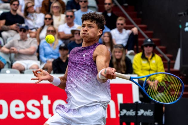 Ben Shelton am Ball, Ben Shelton vs. Taylor Fritz, Tennis, ATP, Tennis Herren Turnier, Boss-Open, Center-Court, Finale, 14.06.2026, Ben Shelton vs. Taylor Fritz, Tennis, ATP-Turnier, Boss-Open, Center-Court, Finale, 14.06.2026, Stuttgart