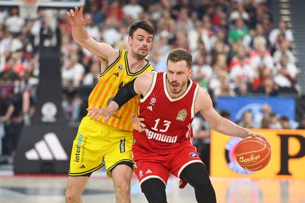 Andreas OBST (FCB), Aktion,Zweikampf gegen Jonas MATTISSECK (Alba Berlin). Basketball BBL,Saison 2025 2026 Play Off Finale Spiel 2, FC Bayern Muenchen - Alba Berlin am 14.06.2026 S A P G A R D EN