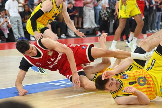 VLADIMIR LUCIC (FCB) und Jonas MATTISSECK (Alba Berlin) kommen zu Fall. Basketball BBL,Saison 2025 2026 Play Off Finale Spiel 2, FC Bayern Muenchen - Alba Berlin am 14.06.2026 S A P G A R D EN