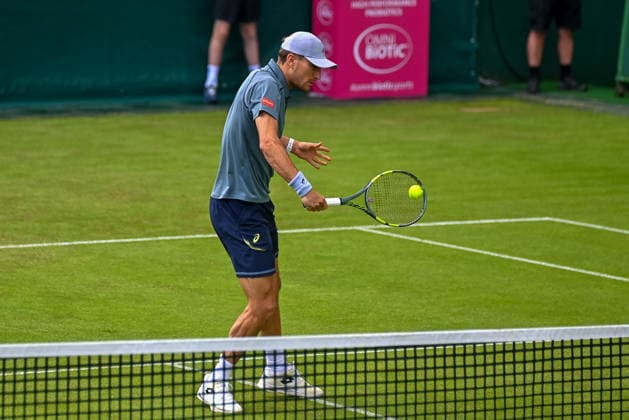 Raphael Collignon (Belgien) schlaegt mit der Rueckhand TERRA WORTMANN Open 2026, Tennis, ATP, Tennis Herren Tennis Herren 500, Turnier, Qualifikation, 14.06.2026, TERRA WORTMANN Open 2026, Tennis, ATP, Tennis Herren 500, Turnier, Qualifikation, 14.06.2026 Halle
