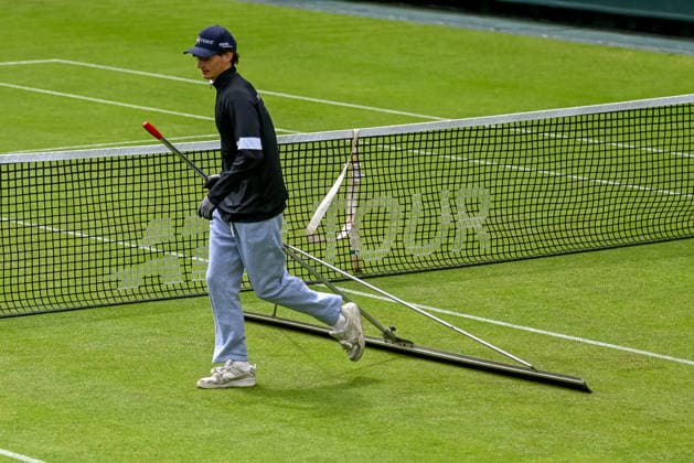Ein Helfer trocknet den feuchten Platz nach Regen TERRA WORTMANN Open 2026, Tennis, ATP, Tennis Herren Tennis Herren 500, Turnier, Qualifikation, 14.06.2026, TERRA WORTMANN Open 2026, Tennis, ATP, Tennis Herren 500, Turnier, Qualifikation, 14.06.2026 Halle