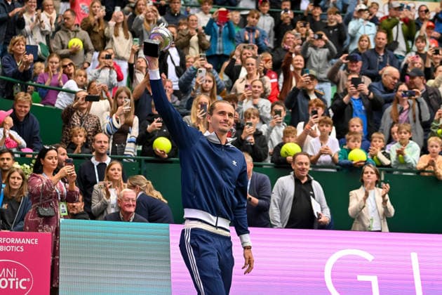 Alexander Zverev (Deutschland) wird feiernd empfangen und praesentiert seine Trophae aus Paris TERRA WORTMANN Open 2026, Tennis, ATP, Tennis Herren Tennis Herren 500, Turnier, Qualifikation, 14.06.2026, TERRA WORTMANN Open 2026, Tennis, ATP, Tennis Herren 500, Turnier, Qualifikation, 14.06.2026 Halle