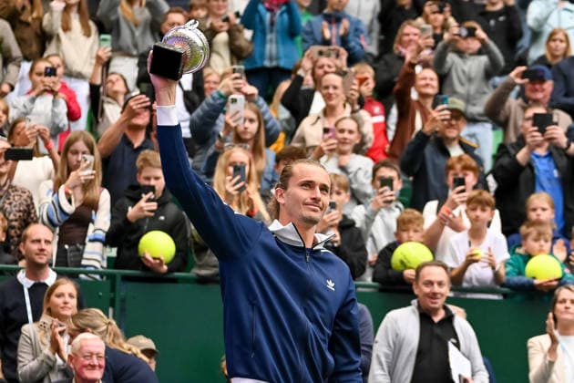 Alexander Zverev (Deutschland) wird feiernd empfangen und praesentiert seine Trophae aus Paris TERRA WORTMANN Open 2026, Tennis, ATP, Tennis Herren Tennis Herren 500, Turnier, Qualifikation, 14.06.2026, TERRA WORTMANN Open 2026, Tennis, ATP, Tennis Herren 500, Turnier, Qualifikation, 14.06.2026 Halle