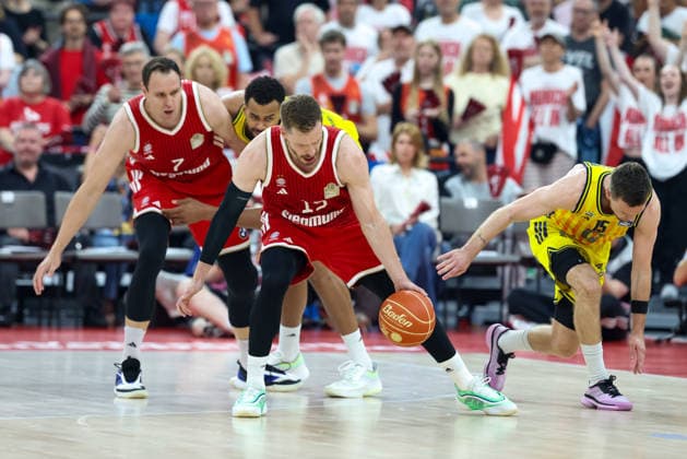 Andreas Obst (FC Bayern Basketball, 13) mit Ball, mit Johannes Voigtmann (FC Bayern Basketball, 07) und Martin Hermannsson (Alba Berlin, 15), GER, FC Bayern Basketball vs. Alba Berlin, Basketball, easycredit Basketball Bundesliga, Playoffs, Finale, Spiel 2, Saison 2025 2026, 14.06.2026, GER, FC Bayern Basketball vs. Alba Berlin, Basketball, easycredit Basketball Bundesliga, Playoffs, Finale, Spiel 2, Saison 2025 2026, 14.06.2026 Muenchen