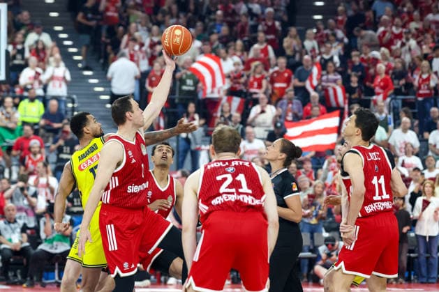 Johannes Voigtmann (FC Bayern Basketball, 07) und Norris Agbakoko (Alba Berlin, 17) beim Tip-Off, GER, FC Bayern Basketball vs. Alba Berlin, Basketball, easycredit Basketball Bundesliga, Playoffs, Finale, Spiel 2, Saison 2025 2026, 14.06.2026, GER, FC Bayern Basketball vs. Alba Berlin, Basketball, easycredit Basketball Bundesliga, Playoffs, Finale, Spiel 2, Saison 2025 2026, 14.06.2026 Muenchen
