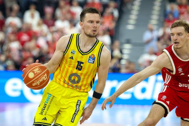 Martin Hermannsson (Alba Berlin, 15) mit Justuz Hollatz (FC Bayern Basketball, 21), GER, FC Bayern Basketball vs. Alba Berlin, Basketball, easycredit Basketball Bundesliga, Playoffs, Finale, Spiel 2, Saison 2025 2026, 14.06.2026, GER, FC Bayern Basketball vs. Alba Berlin, Basketball, easycredit Basketball Bundesliga, Playoffs, Finale, Spiel 2, Saison 2025 2026, 14.06.2026 Muenchen