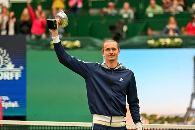 Alexander Zverev (Deutschland) praesentiert seine Trophae aus Paris TERRA WORTMANN Open 2026, Tennis, ATP, Tennis Herren Tennis Herren 500, Turnier, Qualifikation, 14.06.2026, TERRA WORTMANN Open 2026, Tennis, ATP, Tennis Herren 500, Turnier, Qualifikation, 14.06.2026 Halle