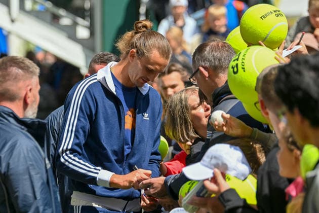 Alexander Zverev (Deutschland) schreibt Autogramme TERRA WORTMANN Open 2026, Tennis, ATP, Tennis Herren Tennis Herren 500, Turnier, Qualifikation, 14.06.2026, TERRA WORTMANN Open 2026, Tennis, ATP, Tennis Herren 500, Turnier, Qualifikation, 14.06.2026 Halle