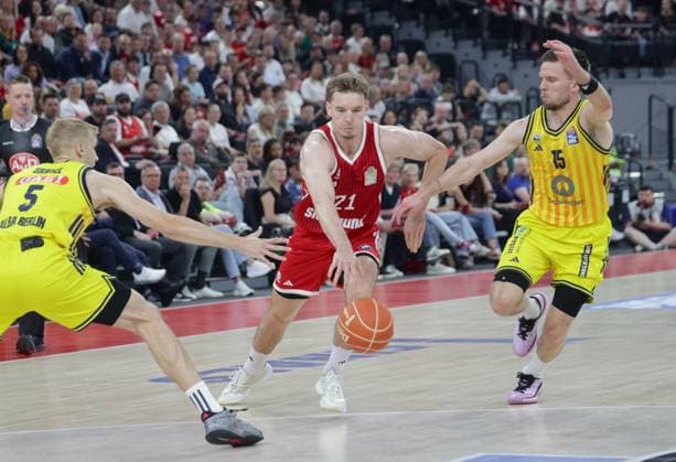 Bayerns 21 Justus HOLLATZ zwischen Berlins 5 GRIESEL und Berlins 15 HERMANNSSON. Basketball, Bayern - Berlin. Bundesliga, FC Bayern Basketball - Alba Berlin, Playoff Finale, 2.Spiel, Saison 2025-2026, 14.06.2026, in Muenchen, S A P G A R D E N, Deutschland. Quelle Copyright Credit : Oryk HAIST