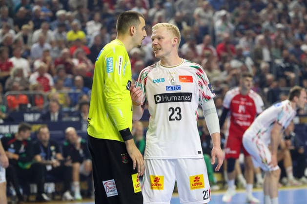 14.06.2026, xgox, Handball - EHF Champions League Spiel um Platz 3 SC Magdeburg - Aalborg Handbold v.l. Matej Mandic (Magdeburg, 12), Magnus Saugstrup (Magdeburg, 23) gibt Anweisungen, gestikuliert mit den Armen, gesticulate, gives instructions Köln
