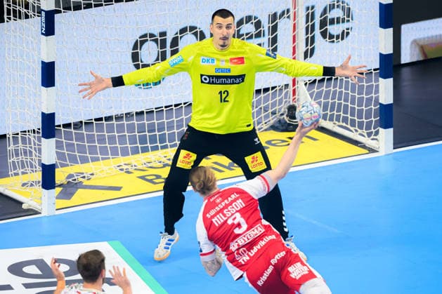 Koeln, Deutschland: Handball EHF CL Final 4 - Spiel Platz 3 - Aalborg Handbold - SC Magdeburg Torhueter Matej Mandic (Magdeburg), Lukas Nilsson (Aalborg) Koeln Lanxess Arena Nordrhein-Westfalen Deutschland
