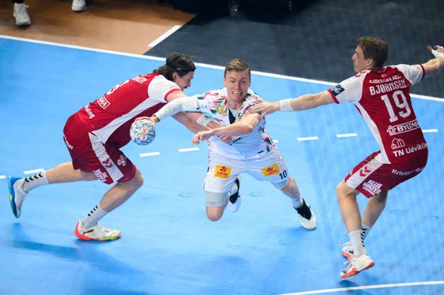 Koeln, Deutschland: Handball EHF CL Final 4 - Spiel Platz 3 - Aalborg Handbold - SC Magdeburg v. li. im Zweikampf Vetle Ronningen (Aalborg), Gisli Thorgeir Kristjansson (SC Magdeburg), Kristian Bjornsen (Aalborg) Koeln Lanxess Arena Nordrhein-Westfalen Deutschland