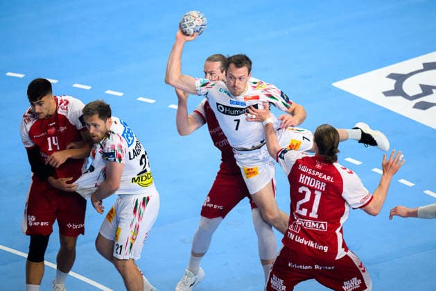 Koeln, Deutschland: Handball EHF CL Final 4 - Spiel Platz 3 - Aalborg Handbold - SC Magdeburg v.li. Mads Hoxer Hangaard (Aalborg), Albin Lagergren (SC Magdeburg), Lukas Nilsson (Aalborg), Felix Claar (Magdeburg), Juri Knorr (Aalborg) Koeln Lanxess Arena Nordrhein-Westfalen Deutschland
