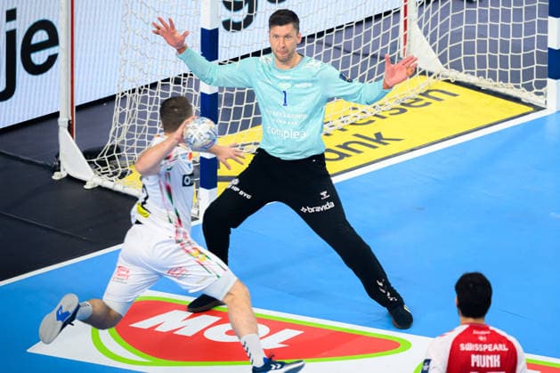 Koeln, Deutschland: Handball EHF CL Final 4 - Spiel Platz 3 - Aalborg Handbold - SC Magdeburg v.li. Lukas Mertens (SC Magdeburg), Niklas Landin (Aalborg) Koeln Lanxess Arena Nordrhein-Westfalen Deutschland