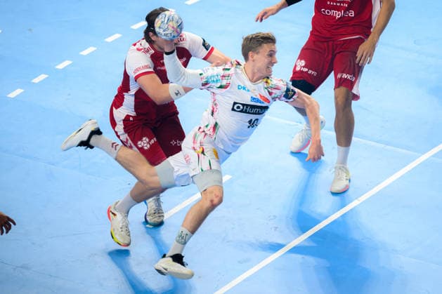 Koeln, Deutschland: Handball EHF CL Final 4 - Spiel Platz 3 - Aalborg Handbold - SC Magdeburg v. li. im Zweikampf Vetle Ronningen (Aalborg), Gisli Thorgeir Kristjansson (SC Magdeburg) Koeln Lanxess Arena Nordrhein-Westfalen Deutschland