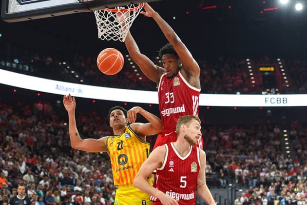 David McCORMACK (FCB), Aktion,Zweikampf gegen Michale RATAJ (Alba Berlin),re:Niels GIFFEY (FCB). Basketball BBL,Saison 2025 2026 Play Off Finale Spiel 2, FC Bayern Muenchen - Alba Berlin am 14.06.2026 S A P G A R D EN