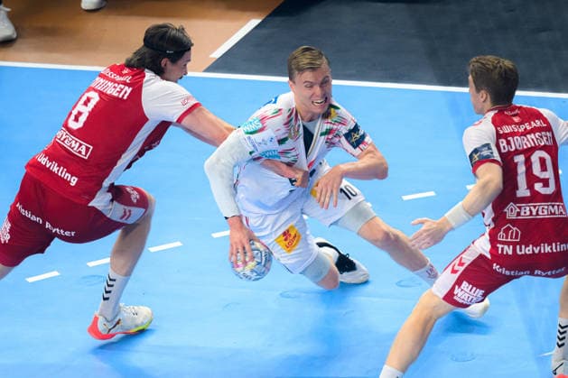 Koeln, Deutschland: Handball EHF CL Final 4 - Spiel Platz 3 - Aalborg Handbold - SC Magdeburg v. li. im Zweikampf Vetle Ronningen (Aalborg), Gisli Thorgeir Kristjansson (SC Magdeburg) Koeln Lanxess Arena Nordrhein-Westfalen Deutschland