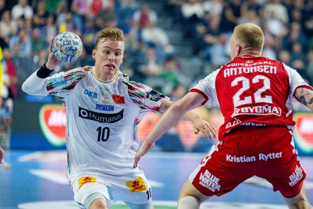 Köln, 12.05.2026, Handball, Herren, EHF Champions League Men 2025 26, Spiel um Platz 3, Aalborg Handball - SC Magdeburg Gisli Thorgeir Kristjansson (SC Magdeburg, 10) im Zweikampf mit RenÃ Antonsen (Aalborg Handball, 22)