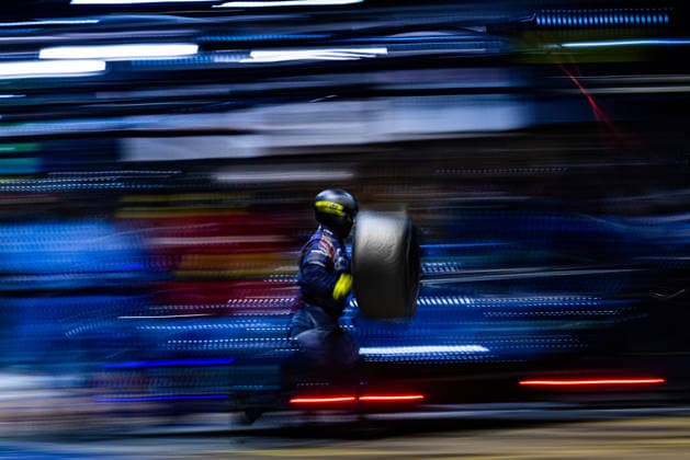 24 HEURES DU MANS 2026 - RACE - SATURDAY 22 LINDH Rasmus (swe), SAUCY GrÃ goire (swi), JENSEN Mikkel (dnk), United Autosports, Oreca 07 Gibson 22, LMP2, action mechanic, mecanicien pitlane, during the 24 Hours of Le Mans 2026, 3rd round of the 2026 FIA World Endurance Championship, on June 13, 2026 on the Circuit des 24 Heures du Mans in Le Mans, France -  Copyright: xGERMAINxHAZARDx
